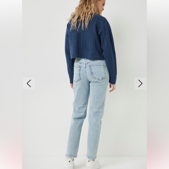 High Rise High Waist Light Wash Distressed Mom Jeans Size 26 - Picture 3 of 16